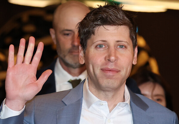 샘 올트먼 오픈AI 최고경영자(CEO)가 올해 2월 서울 중구 플라자호텔에서 열린 카카오 기자간담회에 참석하며 손인사를 하고 있다. /뉴스1