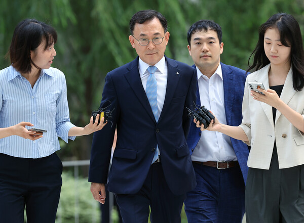 정근수 전 신한은행 부행장이 23일 서울 종로구 김건희 특검팀(특별검사 민중기)으로 소환 조사에 출석하고 있다. /뉴스1