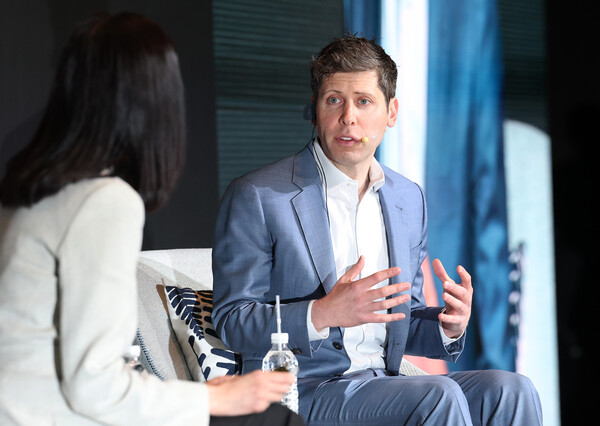 챗GPT 개발사 오픈AI의 샘 올트먼 최고경영자(CEO)가 2월 4일 서울 중구 플라자호텔에서 열린 카카오 전략적 제휴 체결 공동 기자간담회에서 발언하고 있다. / 뉴스1