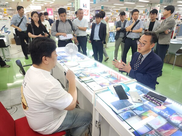 신승한(오른쪽) 방송통신위원회 시장조사심의관이 23일 서울 강변테크노마트 휴대폰 판매점 등을 방문해 단말기유통법 폐지에 따른 변경제도 이행 여부 등을 점검하고 있다. / 방송통신위원회