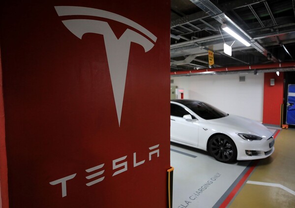 테슬라 차량이 서울 시내 한 테슬라 전기차 전용 충전구역 인근에 주차됐다. / 뉴스1