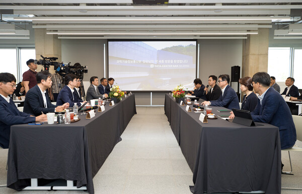 배경훈 과학기술정보통신부 장관이 24일 오전 세종특별자치시 네이버 데이터센터 각 세종에서 열린인공지능(AI) 데이터센터 현장간담회에서 인사말을 하고 있다. / 과학기술정보통신부