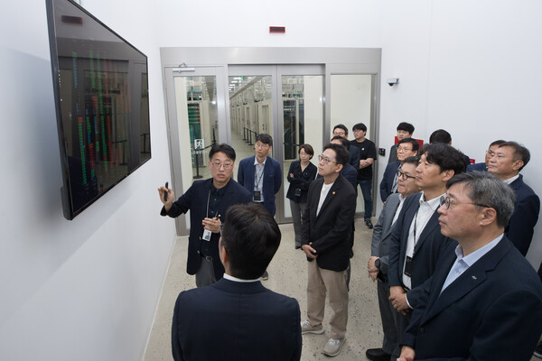 배경훈 과학기술정보통신부 장관이 24일 오전 세종특별자치시 네이버 데이터센터 각 세종을 방문해센터를 시찰하고 있다. / 과학기술정보통신부