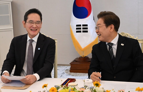 이재명 대통령이 6월 13일 서울 용산 대통령실청사에서 열린 6경제단체와 기업인 간담회에서 이재용 삼성전자 회장과 얘기하고 있다. / 대통령실사진기자단