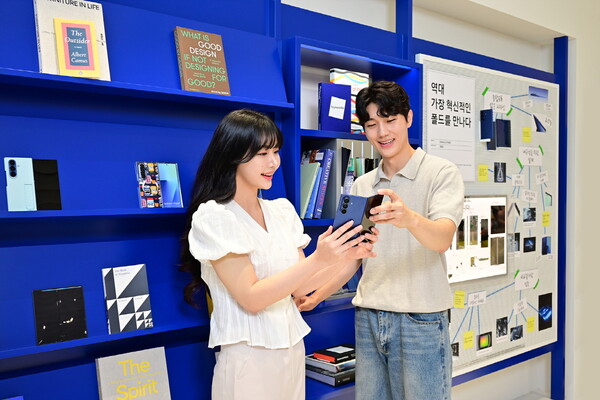 삼성전자 모델들이 삼성스토어 홍대 '갤럭시 스튜디오'에서 25일 국내 출시한 '갤럭시Z 폴드7·플립7'을 살펴보고 있다.  / 삼성전자