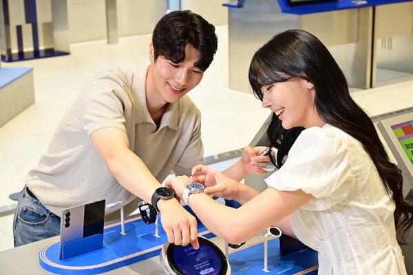  삼성전자 모델들이 삼성스토어 홍대 '갤럭시 스튜디오'에서 '갤럭시 워치8'과 '갤럭시 워치8 클래식'을 체험하고 있다. / 삼성전자