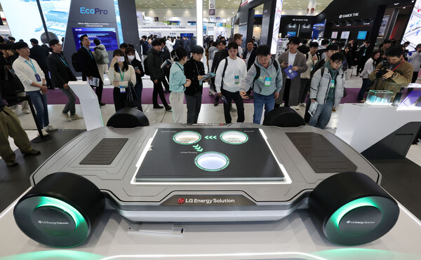 인터배터리2025에서 LG에너지솔루션 배터리 제품이 전시된 모습. / LG에너지솔루션