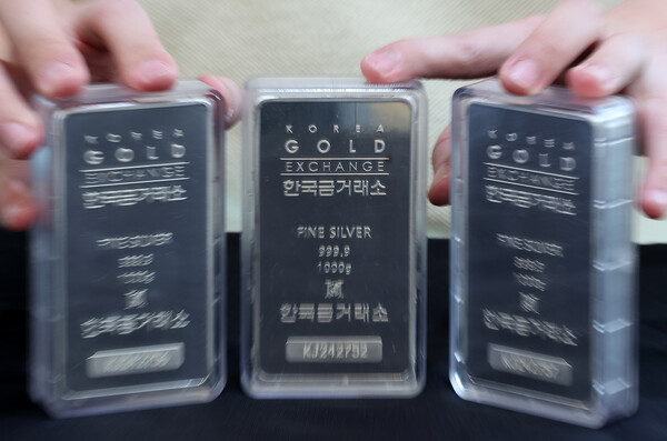 서울 종로구 한국금거래소에서 관계자가 실버바를 선보이고 있다. / 뉴스1