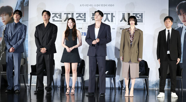 배우 안효섭(왼쪽부터)과 이민호, 채수빈, 신승호, 나나, 김병우 감독이 17일 서울 광진구 롯데시네마 건대입구에서 열린 영화 '전지적 독자 시점‘ 제작보고회에 참석해 인사를 하고 있다. / 뉴스1