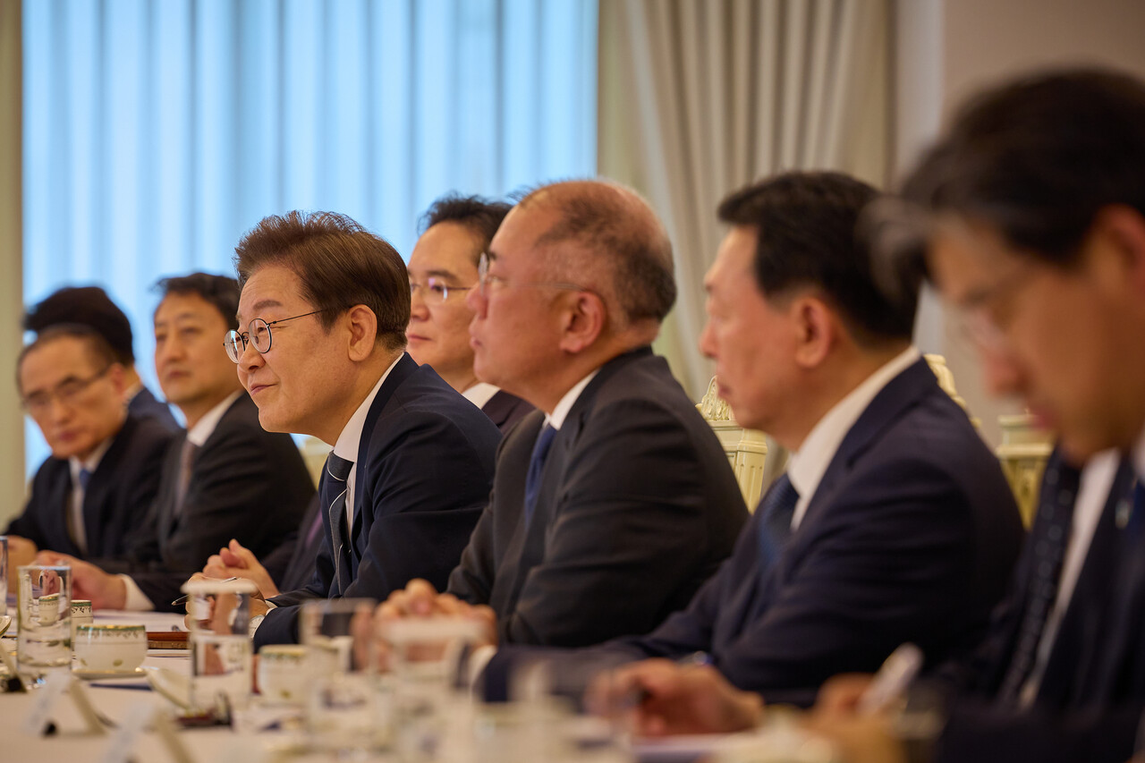 이재명 대통령이 6월 13일 서울 용산구 대통령실에서 열린 6경제단체와 기업인 간담회에서 참석자의 발언을 경청하고 있다. / 대통령실