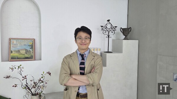 김진호 지노게임즈 대표가 사진 촬영을 하고 있다. / 변인호 기자