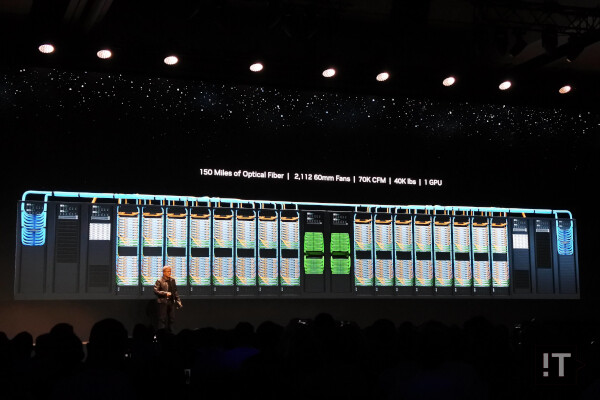 엔비디아의 ‘DGX GH200’은 NV링크를 활용해 데이터센터 급 랙 구성을 한 개 GPU처럼 묶는다. / 권용만 기자