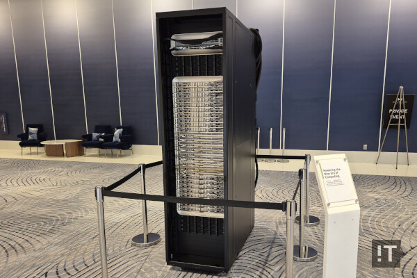 NV링크와 인피니밴드 연결을 활용한 엔비디아 ‘DGX GB200’ 랙 구성 / 권용만 기자