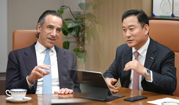 29일 한국투자증권 본사에서  김성환(사진 우측) 사장과 저스틴 뮤지니치 뮤지니치앤코(Muzinich & Co) 사장이 글로벌 투자 다변화 및 경쟁력 강화를 위한 협업을 논의하고 있다. / 한국투자증권