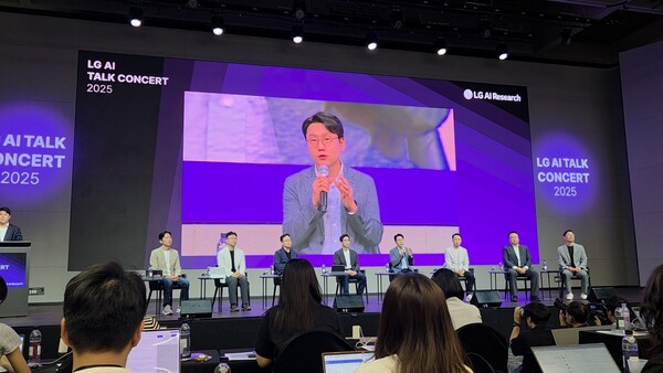 15일 서울 마곡 LG AI연구원에서 열린 엑사원 파트너스 데이에서 LG AI 연구원들이 취재진의 질문에 답변하고 있다. / 이선율 기자