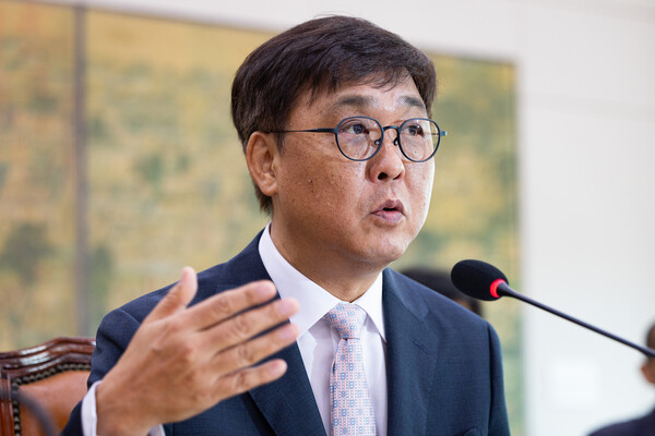 최휘영 문화체육관광부 장관 후보자가 29일 서울 여의도 국회 문화체육관광위원회에서 열린 인사청문회에 출석해 의원 질의에 답하고 있다. / 뉴스1