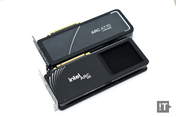 인텔 아크 A770 리미티드 에디션(상), 인텔 아크 B580 리미티드 에디션(하) / 권용만 기자