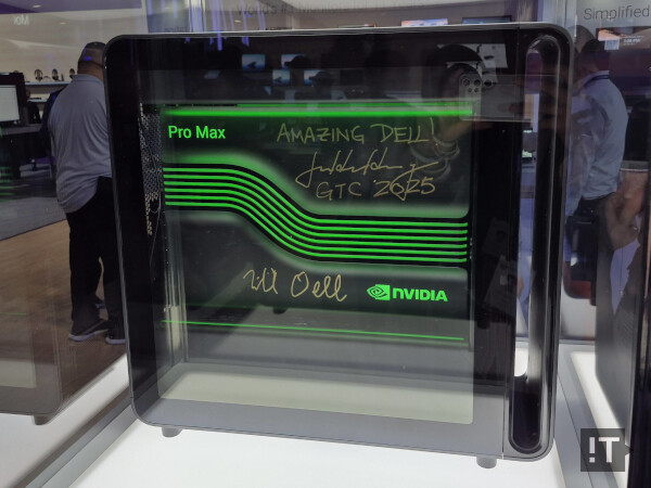 젠슨 황과 마이클 델이 싸인한 ‘GB300 기반 델 프로 맥스’ 시스템 / 권용만 기자