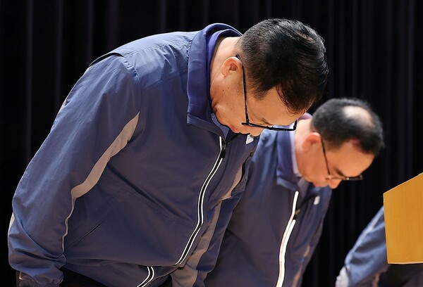정희민 포스코이앤씨 사장이 29일 인천 연수구 포스코이앤씨 송도사옥에서 고속국도 공사 현장 사망사고와 관련해 사과문을 발표 후 고개를 숙이고 있다. / 뉴스1