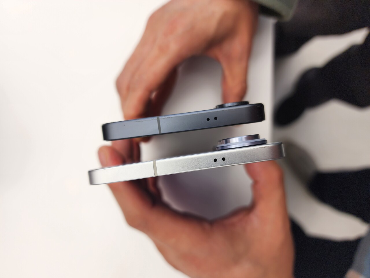 삼성전자는 5월 13일 오전 서울 삼성 강남에서 갤럭시S25 엣지 미디어행사를 열었다. 사진은 갤럭시S25 엣지(아래)와 갤럭시S25 기본 모델(위). / 이광영 기자