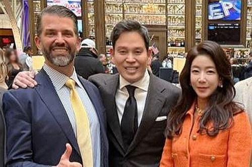 정용진 신세계그룹 회장과 부인 한지희 여사가 1월 18일(현지시각) 미국 워싱턴DC에서 트럼프 주니어를 만나 기념촬영한 모습 / 신세계그룹