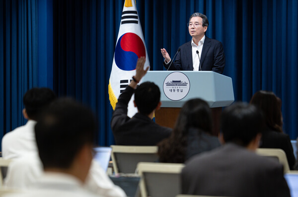 김용범 정책실장이 31일 서울 용산 대통령실 청사에서 열린 한미 관세 협상 타결 관련 브리핑에서 취재진 질문을 받고 있다. / 뉴스1