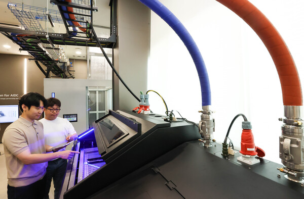 LG유플러스 직원들이 평촌2센터 액체냉각 기반 데모룸에 설치된 설비를 살펴보고 있다. / LG유플러스