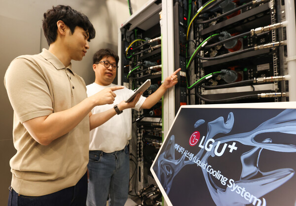 LG유플러스 직원들이 평촌2센터 액체냉각 기반 데모룸에 설치된 설비를 살펴보고 있다. / LG유플러스