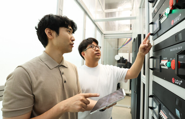 LG유플러스 직원들이 평촌2센터 액체냉각 기반 데모룸에 설치된 설비를 살펴보고 있다. / LG유플러스