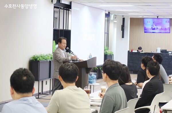 성대규 동양생명 대표이사가 1일 오전 서울 종로구 그랑서울 본사에서 열린 타운홀 미팅에서 임직원들과 소통하고 있다 / 동양생명