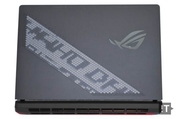 상판 디자인은 ‘아니메 비전’ 라이트 어레이로 차별화한 에이수스 ‘ROG 스트릭스 스카 16(G635)’ / 권용만 기자