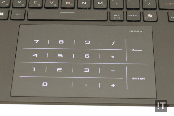 숫자 키패드는 터치패드 쪽에 가상 키패드 형태로 넣었다. / 권용만 기자