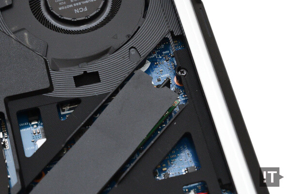 SSD 설치에도 나사 대신 레버를 쓰는 ‘Q-래치’ 시스템이 들어갔다. / 권용만 기자