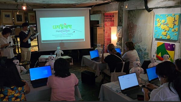 한국과학창의재단(이사장 정우성)이 7월 31일부터 8월 9일까지 키르기즈 공화국 정보교사 10인을 초청해 정보교육 글로벌 교류 프로그램을 운영한다. 사진은 3일 진행한 디지털새싹 연수 현장. / 이윤정 기자 