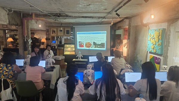 키르기즈에서 온 10명의 정보교사들이 문화 다양성 이해 기반 휴머노이드형 로봇을 활용한 디지털새싹 프로그램을 체험하고 있다. 교육은 디지털새싹 운영기관인 ‘써큘러스’가 진행했다. / 이윤정 기자 