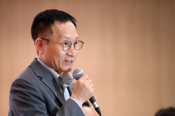 남기천(사진) 우리투자증권 대표이사가 지난해 8월 서울 여의도 TP타워에서 열린 출범 기자간담회에서 비전 및 중장기 전략방향을 발표하고 있다. / 뉴스1