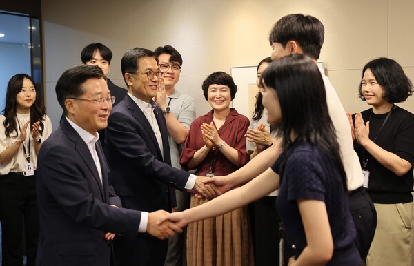 한화생명 신임 각자 대표이사인 권혁웅 부회장과 이경근 사장이 부임 후 첫 활동으로, 임직원들과의 소통을 위해 각 부서를 직접 찾아 인사하며 악수를 하고 있다 / 한화생명