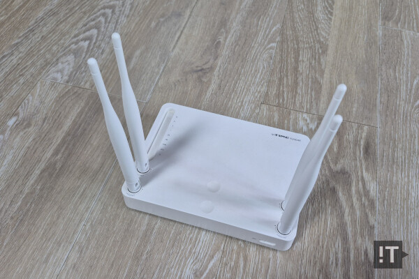 대략 구입한지 10년 가까이 된 IP타임 A2004R 공유기 / 권용만 기자