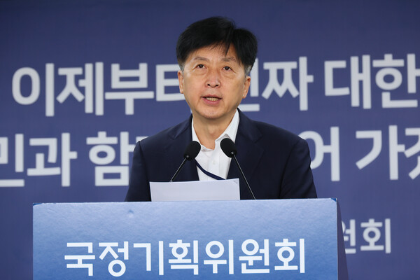 오기형 국정기획위원회 기획위원(규제 합리화 TF팀장)이 6일 내수활성화를 위한 관광 규제 합리화 방안 브리핑에서 말하고 있다. / 국정기획위원회