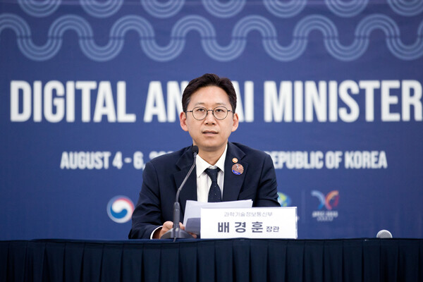 배경훈 과학기술정보통신부 장관이 8월 4일 인천 연수구 송도컨벤시아에서 '아시아태평양경제협력체(APEC) 디지털 AI 장관회의' 관련 브리핑을 하고 있다. / 뉴스1