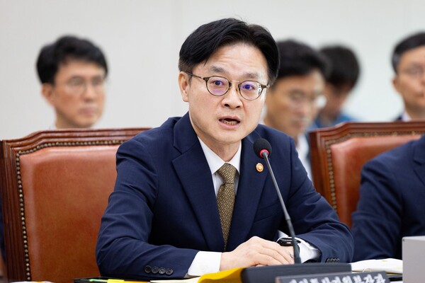 김정관 산업통상자원부 장관이 6일 서울 여의도 국회에서 열린 산업통상자원중소벤처기업위원회 전체회의에 출석해 한·미 관세협상 관련 의원 질의에 답하고 있다. / 뉴스1