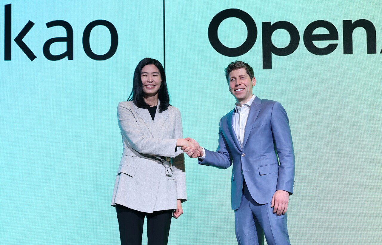 정신아 카카오 대표와 챗GPT 개발사 오픈AI의 샘 올트먼 최고경영자(CEO)가 2월 4일 서울 중구 플라자호텔에서 열린 전략적 제휴 체결 공동 기자간담회에서 악수를 나누고 있다. /뉴스1