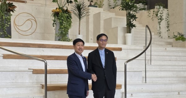 규윤철 경제부총리 겸 기획재정부 장관이 7일 오전 서울 중구에 위치한 한국은행을 방문했다. 면담에 앞서 구 부총리와 이창용 한은 총재가 악수하는 모습./한재희 기자 