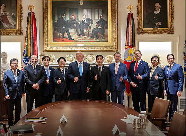 도널드 트럼프 미국 대통령이 7월 30일(현지시각) 워싱턴DC 백악관에서 구윤철 경제부총리 겸 기획재정부 장관 등 한국 정부 협상단과 무역합의를 타결한 후 기념촬영을 하고 있다. / 뉴스1