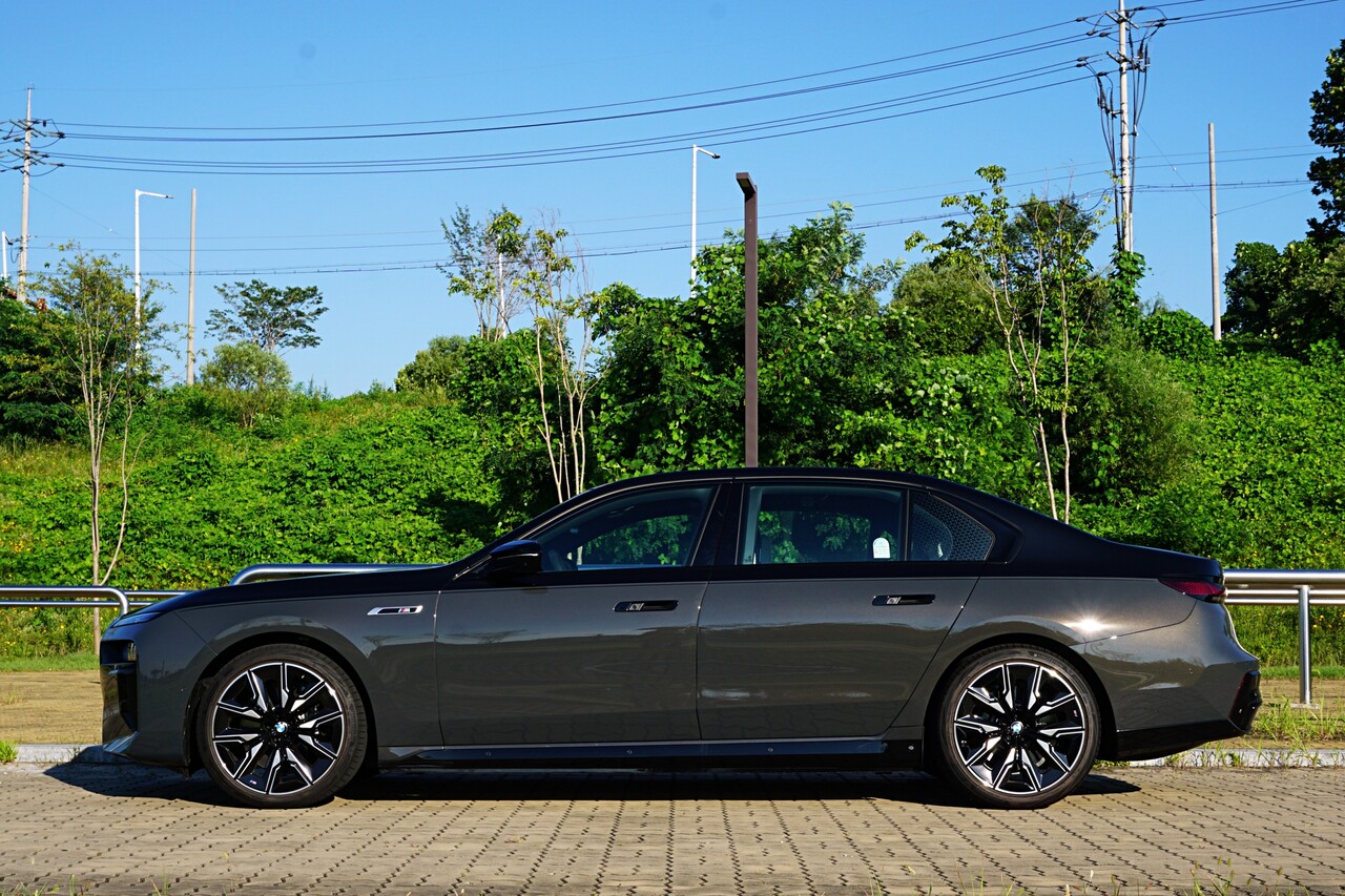 BMW i7 M70 측면. / 허인학 기자