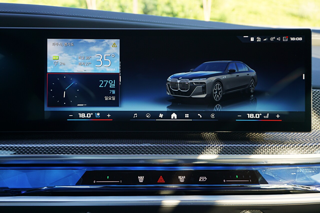 BMW의 최신 OS가 탑재된 커브드 파노라믹 디스플레이. / 허인학 기자