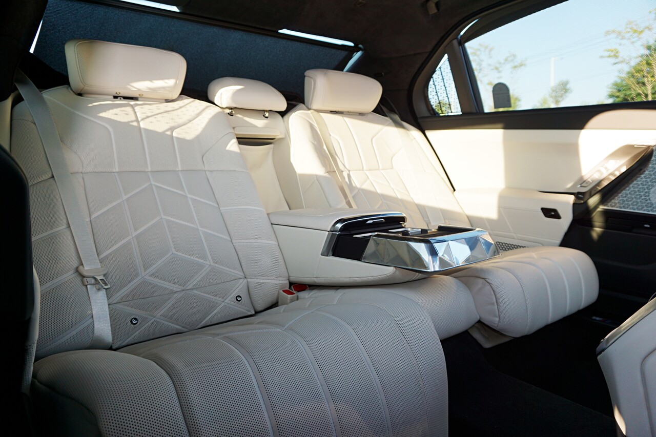 이그제큐티브 라운지가 적용된 BMW i7 M70 2열. / 허인학 기자