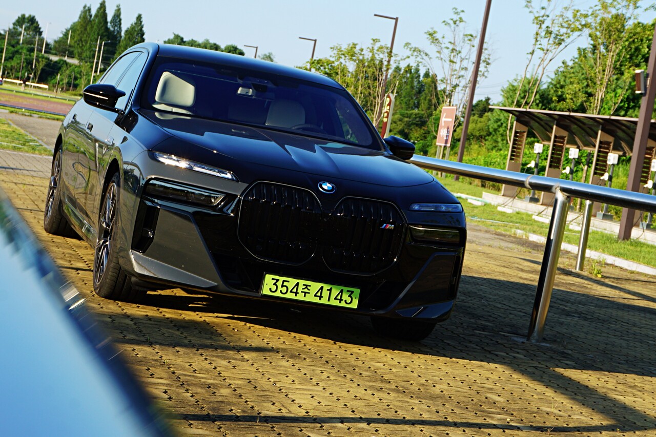 BMW i7 M70 전면. / 허인학 기자