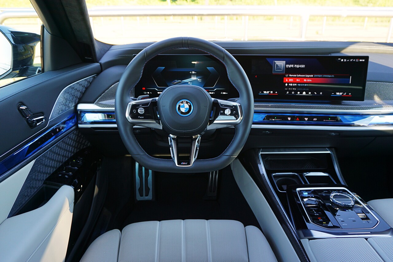 BMW i7 M70의 운전석. / 허인학 기자