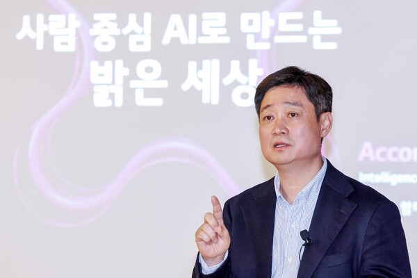홍범식 LG유플러스 사장이 3월 4일(현지시각) 스페인 바르셀로나의 한 호텔에서 '모바일 월드 콩그레스(MWC) 2025' 개막을 맞아 열린 기자간담회에서 AI 기술 관련 발표를 하고 있다. / 뉴스1